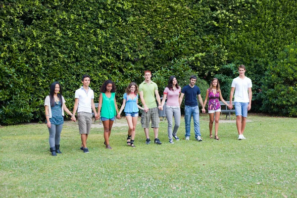 Grupo de adolescentes en Park — Foto de Stock