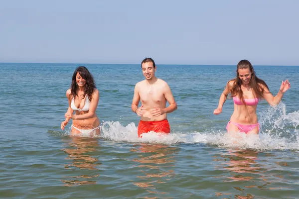 Przyjaciele bawiące się w wodzie — Zdjęcie stockowe