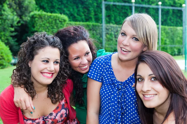 Groep van tienermeisjes op park — Stockfoto