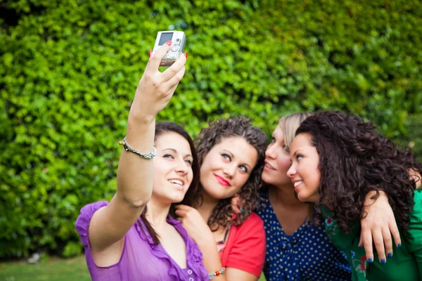 Adolescentes do sexo feminino tomando auto retrato — Fotografia de Stock
