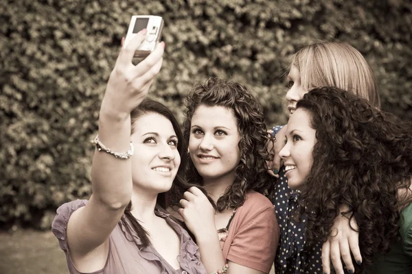 Adolescentes do sexo feminino tomando auto retrato — Fotografia de Stock