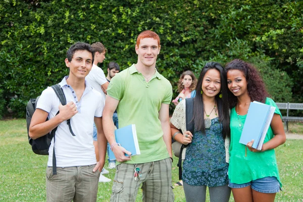 Gruppo multiculturale di studenti universitari — Foto Stock