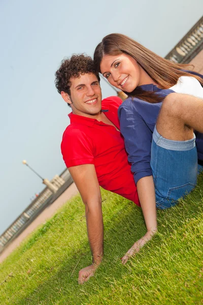 Счастливая молодая пара — стоковое фото