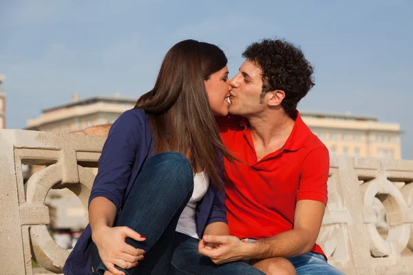 Heureux jeune couple baisers — Photo