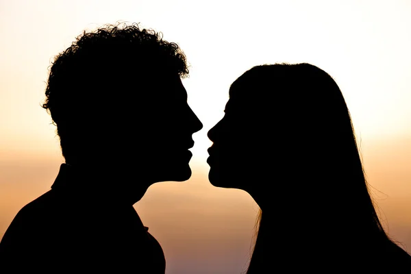 Giovane coppia silhouette al tramonto — Foto Stock
