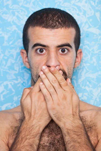 Mladý muž s rukama na ústa — Stock fotografie