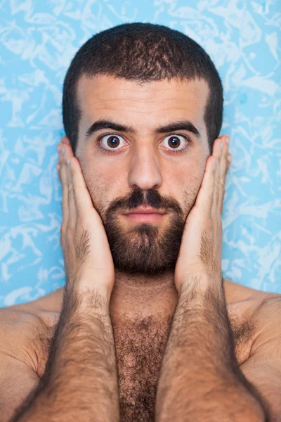 Jeune homme avec les mains sur les oreilles — Photo