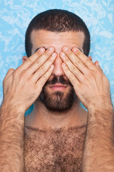 Mladý muž s rukama na oči — Stock fotografie