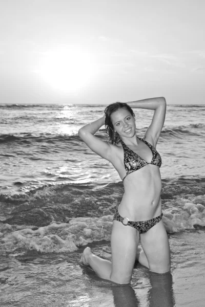 Sexig tjej med bikini på stranden vid solnedgången — Stockfoto