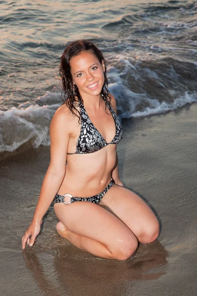 Sexy meisje met bikini op het strand bij zonsondergang — Stockfoto