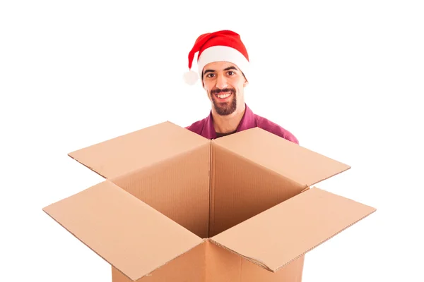 クリスマスの帽子と空のボックスと若い男 — ストック写真