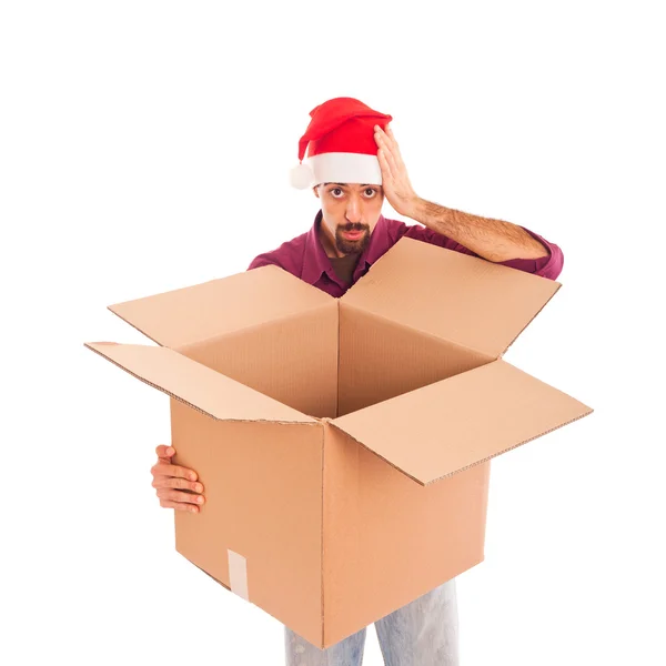Junger Mann mit Weihnachtsmütze und leerer Schachtel — Stockfoto