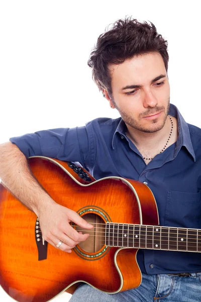 若い男がギターを弾いて — ストック写真