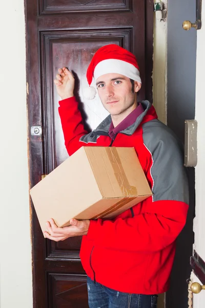送货员戴着圣诞帽子敲了门 — 图库照片