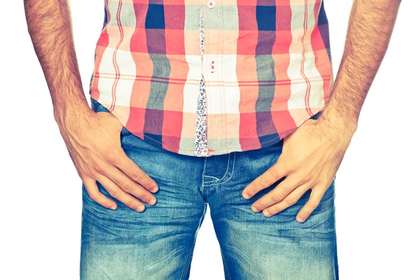 Młody człowiek ubrany w dżinsy i koszulę, z bliska — Zdjęcie stockowe