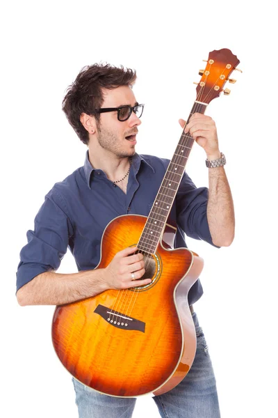 Śmieszne młody człowiek gra gitara — Zdjęcie stockowe
