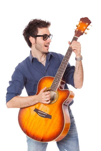 Lustiger junger Mann spielt Gitarre — Stockfoto