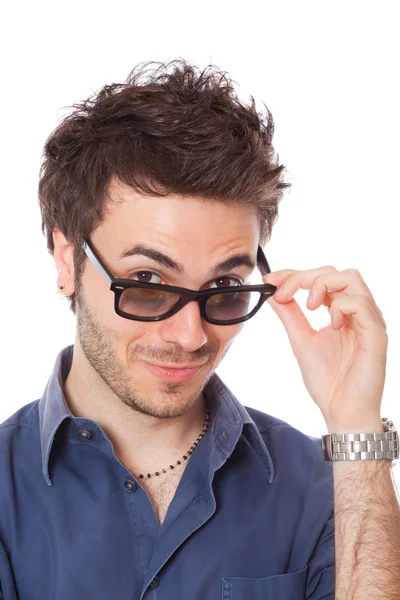 Lächelnder junger Mann mit Sonnenbrille — Stockfoto