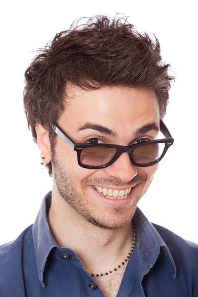 Usmívající se mladý muž se slunečními brýlemi — Stock fotografie
