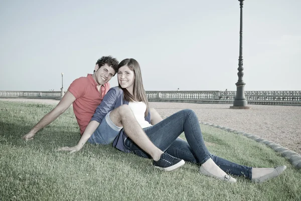 Feliz pareja joven — Foto de Stock