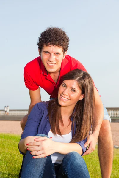 Glückliches junges Paar — Stockfoto