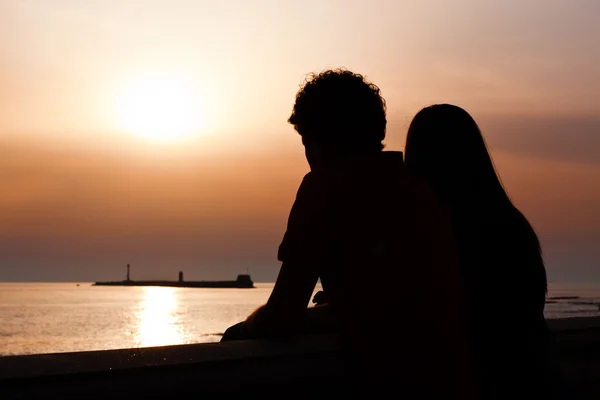 Jovem casal silhueta no por do sol — Fotografia de Stock