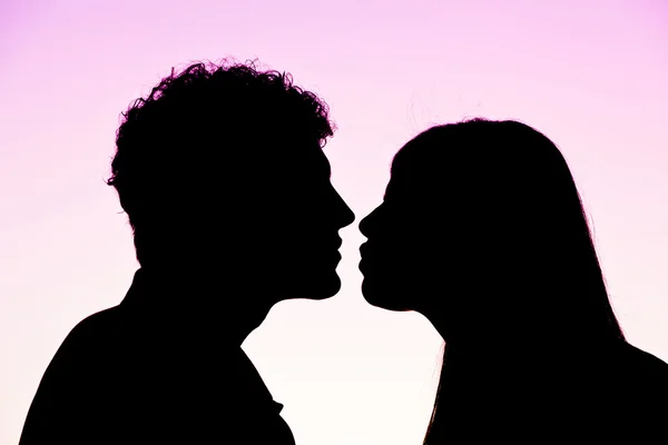 Young Couple Silhouette at Sunset — Stock Photo, Image