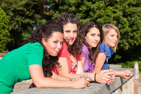 Grupa nastoletnich dziewcząt w parku — Zdjęcie stockowe
