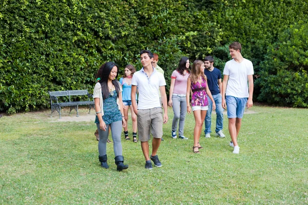 Groupe d'adolescents au parc — Photo