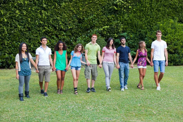 Grupo de adolescentes en Park — Foto de Stock