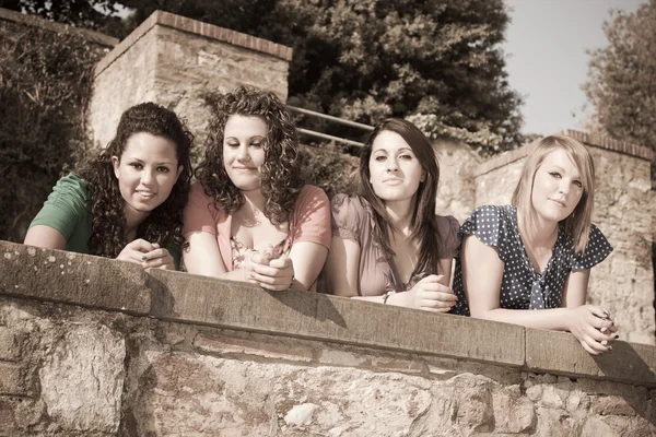 Grupp tonåriga flickor på park Stockfoto