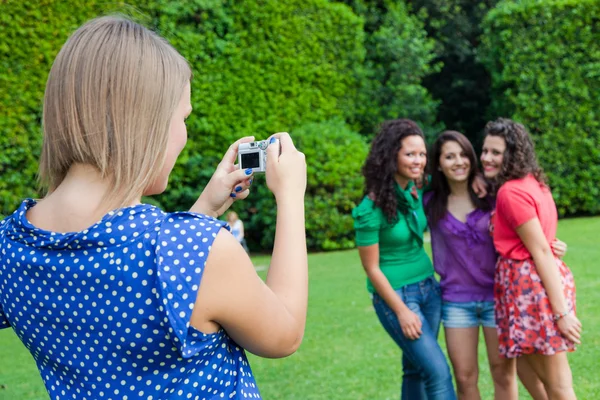 Dívka s fotografií svým přátelům — Stock fotografie