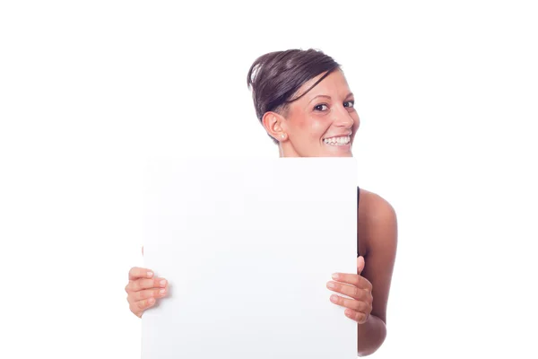 Mujer joven sosteniendo un tablero en blanco — Foto de Stock