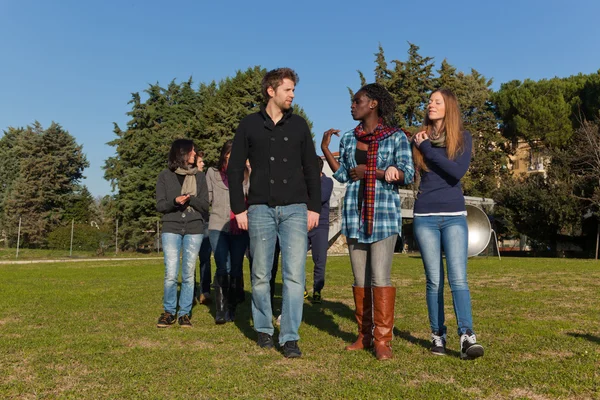 Studenten in het park — Stockfoto