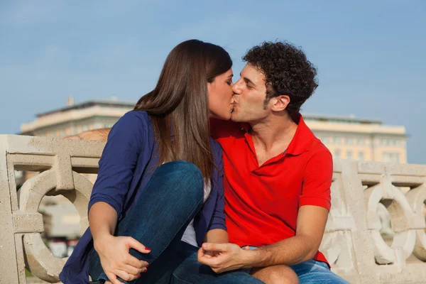 Lyckliga unga par kyssas — Stockfoto