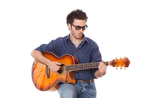 Fiatal férfi gitározik — Stock Fotó