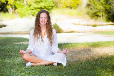 güzel kız yoga egzersizleri yapıyor