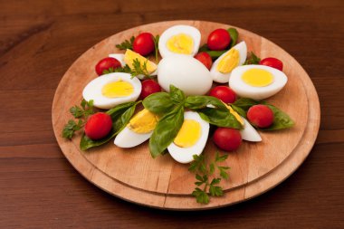 kesme tahtası üzerine haşlanmış yumurta