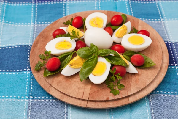 Ovos cozidos na placa de corte — Fotografia de Stock