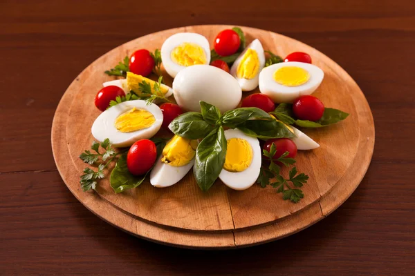 Vařená vejce na prkénku — Stock fotografie