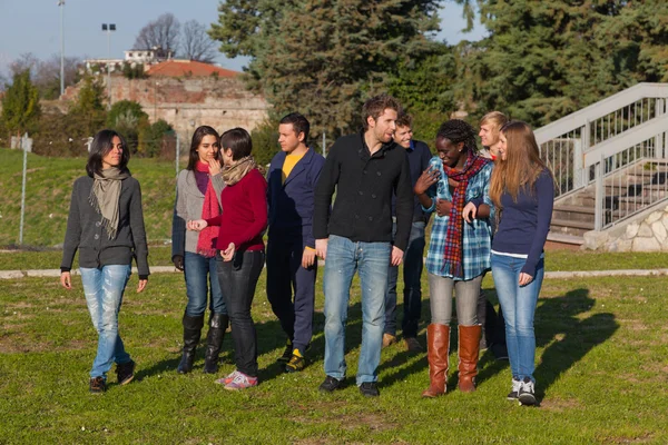 Skupina studentů šťastný college — Stock fotografie