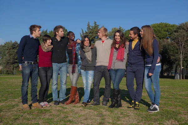 Группа счастливых студентов колледжа — стоковое фото