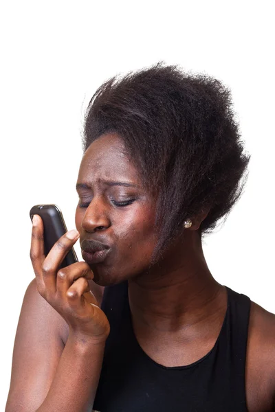 Vacker svart kvinna kysser mobiltelefon — Stockfoto