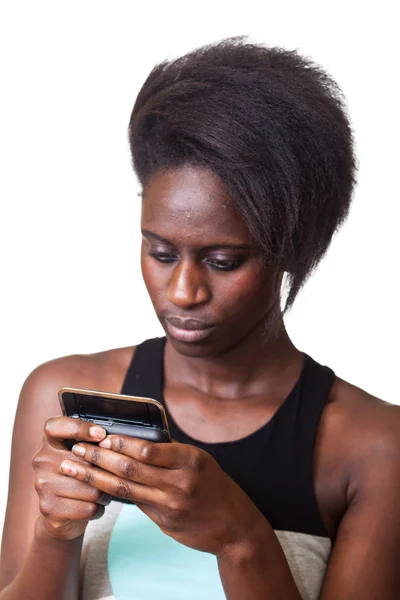 Mooie zwarte vrouw te typen op mobiele telefoon — Stockfoto