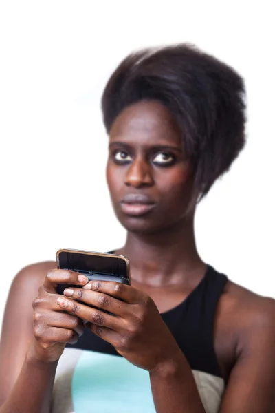 美丽的黑女人在移动电话上键入 — 图库照片