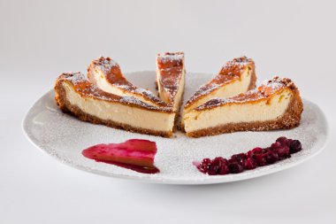 Cheescake dilimleri ile yumuşak meyveler