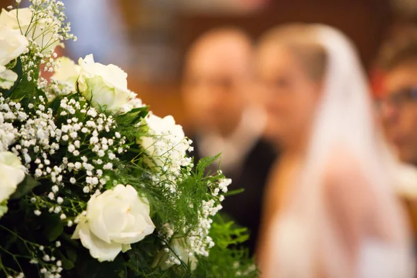 Избирательный взгляд на невесту и грума — стоковое фото