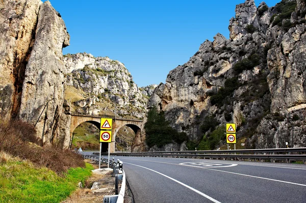 Autobahn in den Pyrenäen — Stockfoto