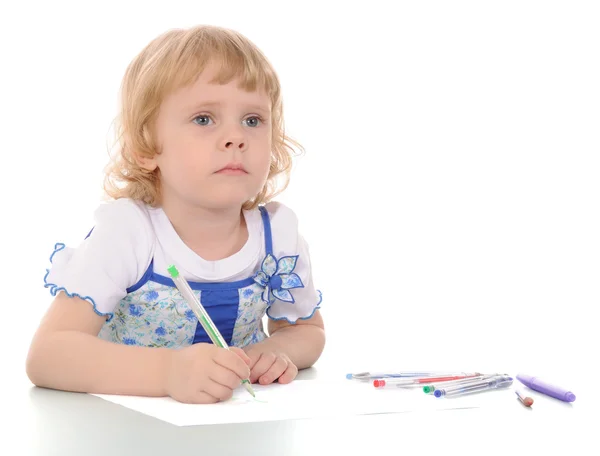 Маленькая девочка рисует — стоковое фото