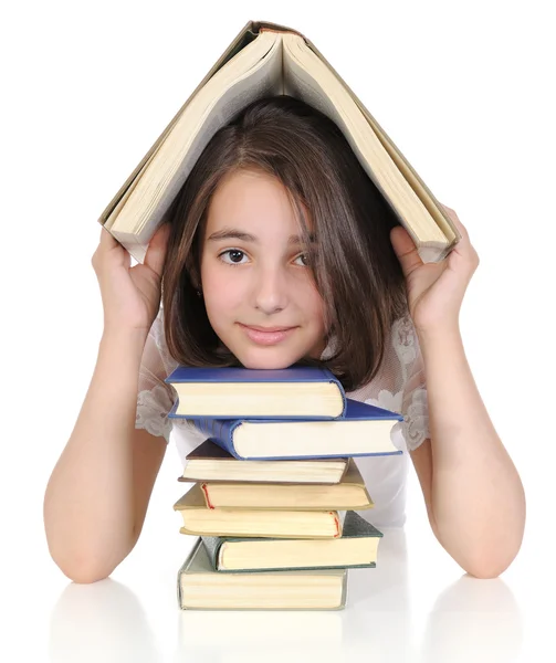 Девушка спрятана под книгой — стоковое фото